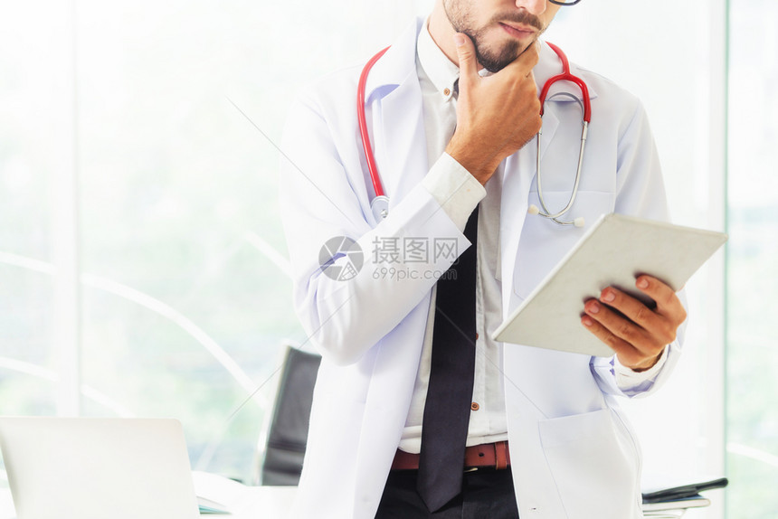 在医院使用平板电脑的年轻医生医疗保健和工作人员服务图片