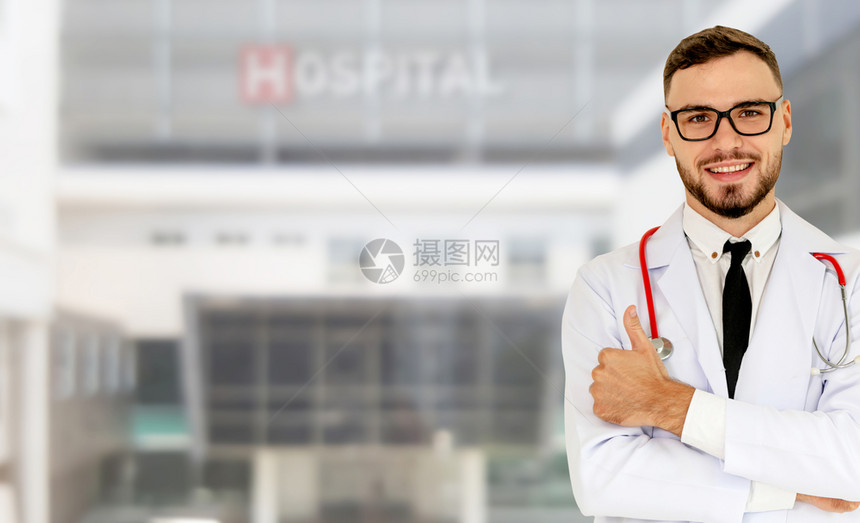 在医院工作的年轻男医生图片