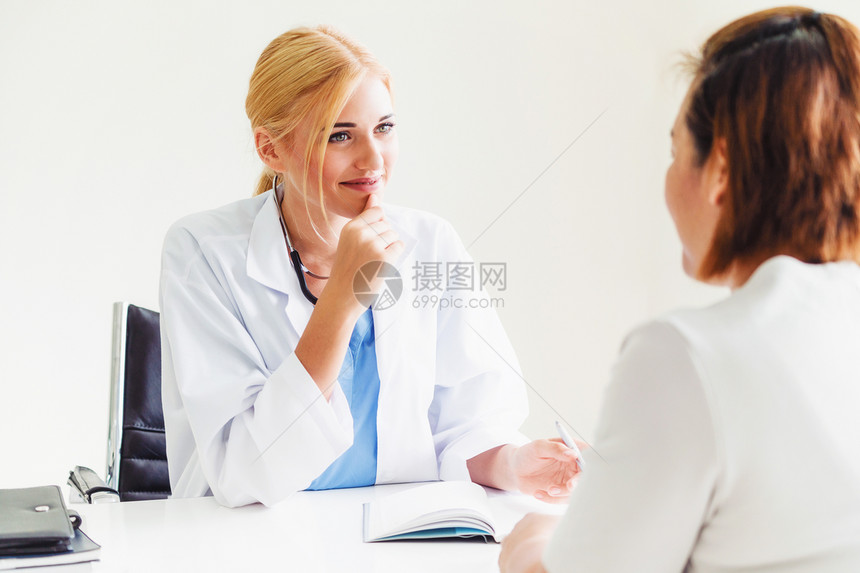 在医院办公室进行检查的女病人和医生交谈图片