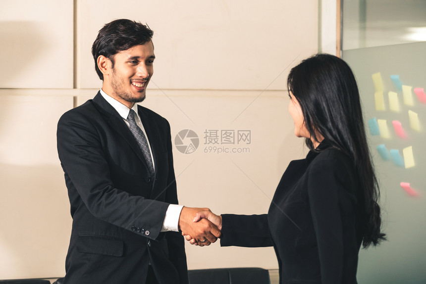 商人和亚洲女在办公室里握手图片
