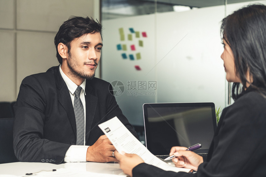 与办公室的男就业候选人面谈图片