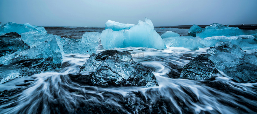 冰岛上的海滩黑沙冰冻成冰块图片