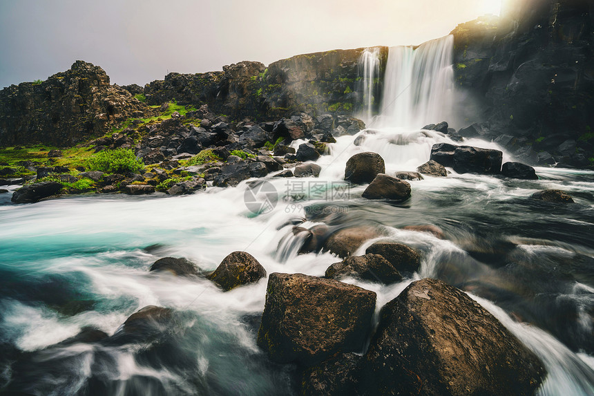 冰岛金圆环路边的小瀑布图片