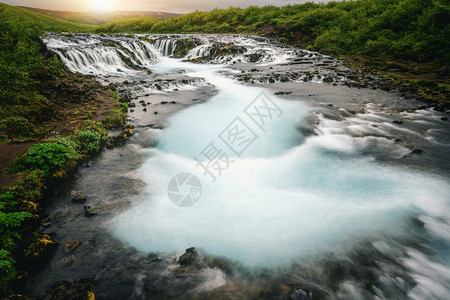 布雷库斯科格美丽大自然的瀑布背景