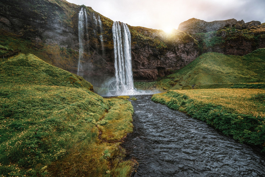 冰岛南部的美丽瀑布图片