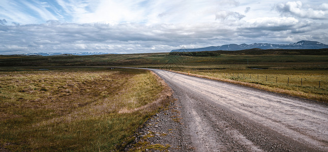 旅行乘坐汽车穿越农村地貌的公路图片