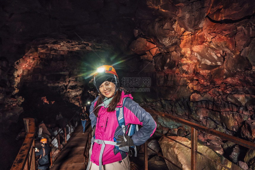 在一个美丽洞穴的徒步旅行者图片