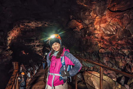 在一个美丽洞穴的徒步旅行者图片