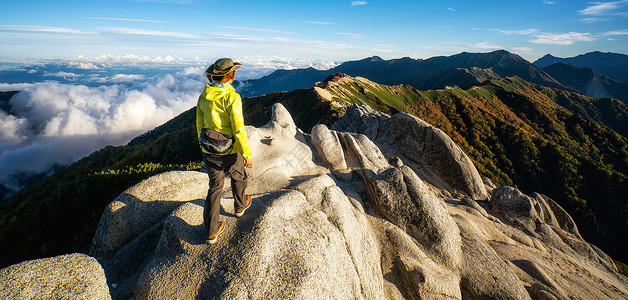 登山阿尔卑斯山的徒步旅行者图片