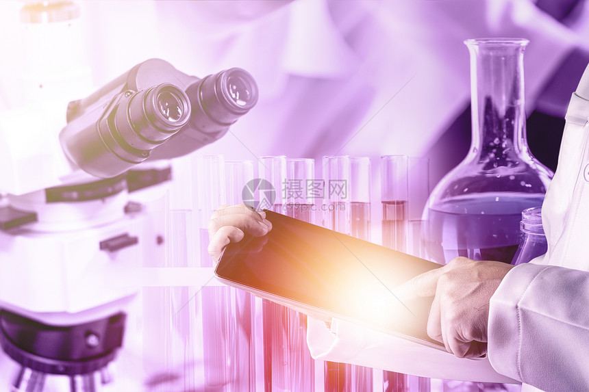 研发概念科学和医实验室仪器显微镜用于生物学的试验管和玻璃瓶以及用于医学研究的实验室化学双重接触图像图片