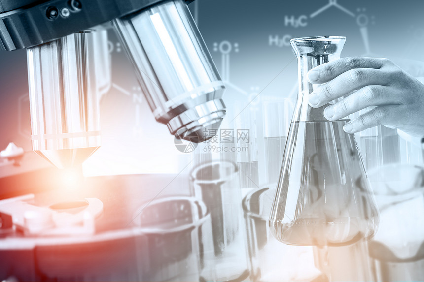 研发概念科学和医实验室仪器显微镜用于生物学的试验管和玻璃瓶以及用于医学研究的实验室化学双重接触图像图片