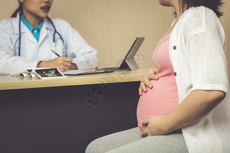 孕妇在医院看诊图片