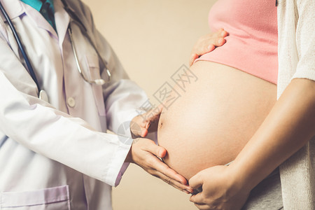 医生检查孕妇肚子进行母婴保健图片