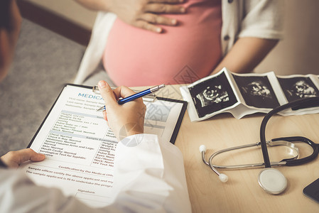 医生检查孕妇肚子进行母婴保健图片