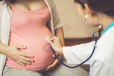 医生检查孕妇肚子进行母婴保健图片