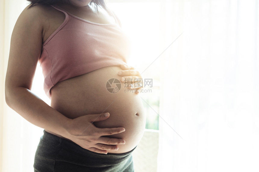 孕妇在照顾孩子时感到快乐图片