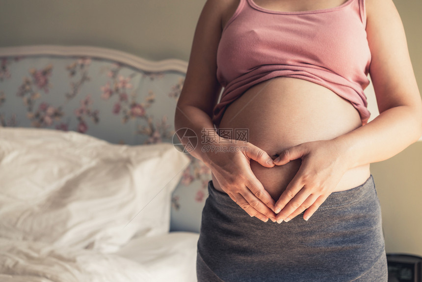 年轻孕妇在怀期间有婴儿产妇前护理图片