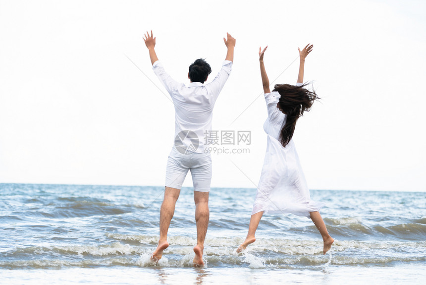 快乐的情侣在夏天去热带沙滩渡蜜月旅行图片