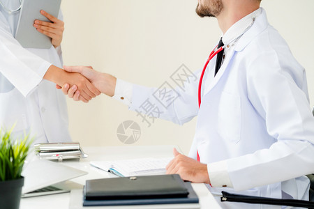 医生与另一名医生握手图片