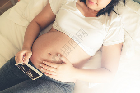 怀孕的孕妇看B超单子图片