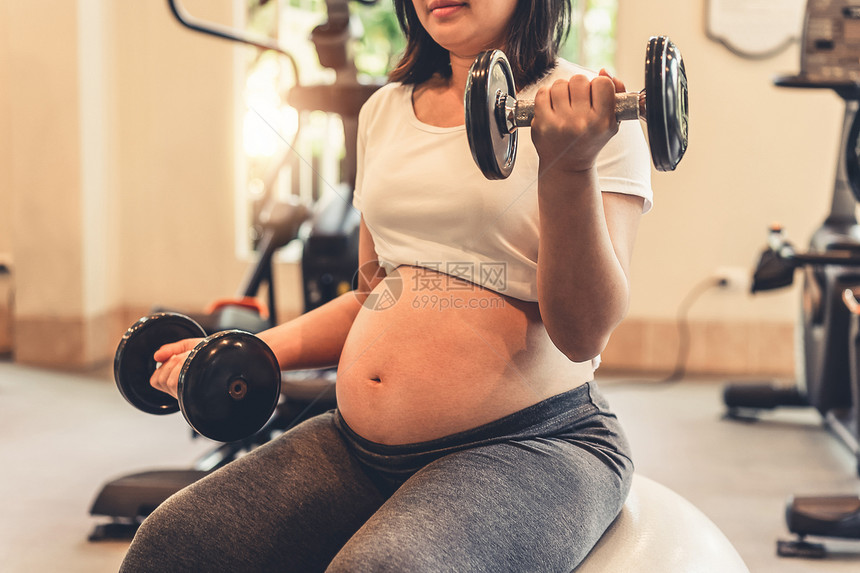 孕妇在健身房用哑铃锻炼锻炼图片