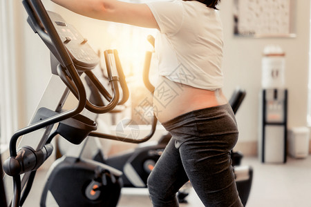 孕妇在健身房进行锻炼图片