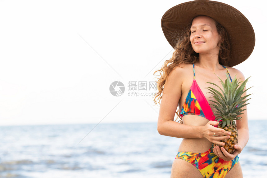 夏天在热带沙滩上穿泳衣的快乐女子图片