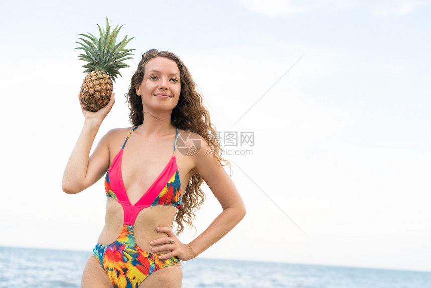 夏天在热带沙滩上穿泳衣的快乐女子图片