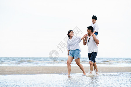 幸福家庭夏天去热带沙滩度假背景图片