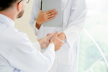 医生与另一名医生握手图片
