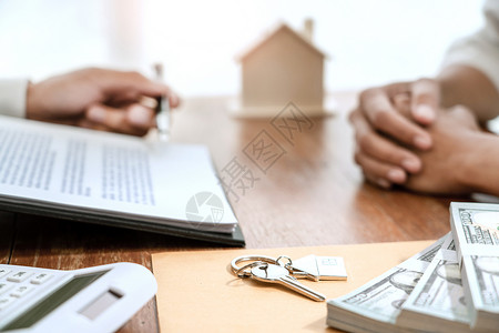 经纪人和投保人解释抵押贷款和住房保险
图片