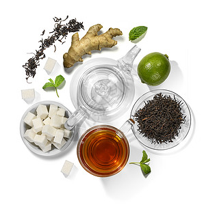 白色背景下的茶叶茶具和香料图片