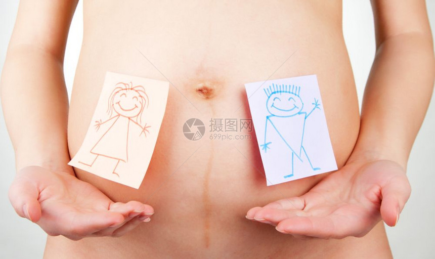 在孕妇腹部上贴有男女图标的纸贴图片