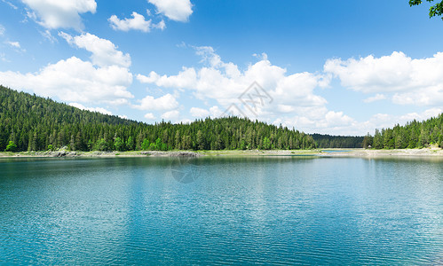 公园里美丽的蓝色湖水和云彩图片