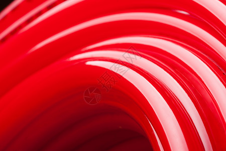 红色水管长的近视红水管图片