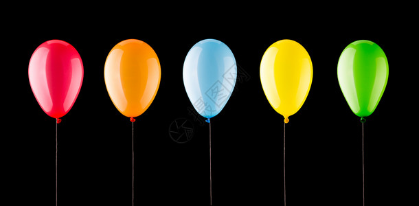 5个彩色气球在黑隔离的一行中图片