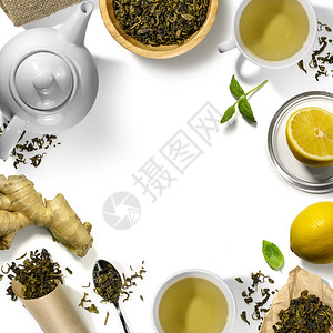 白色背景下的绿茶叶和茶壶茶具图片