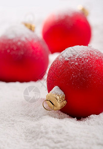 雪上红色的圣诞节长袍图片