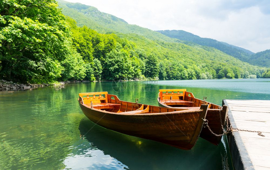 美丽湖边上停泊的木制船图片