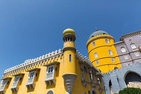 蓝天下美丽的高塔黄城堡图片