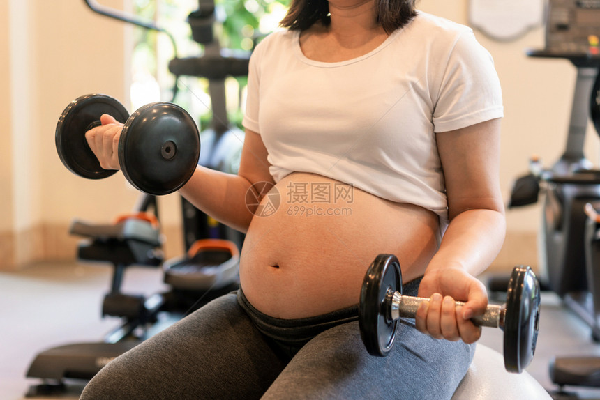 孕妇在健身房举哑铃图片
