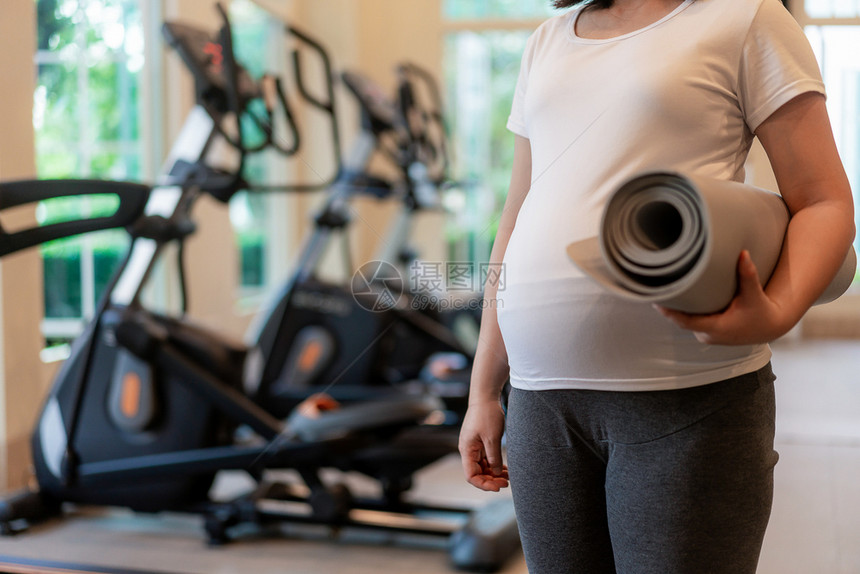 孕妇在健身房准备做瑜伽图片