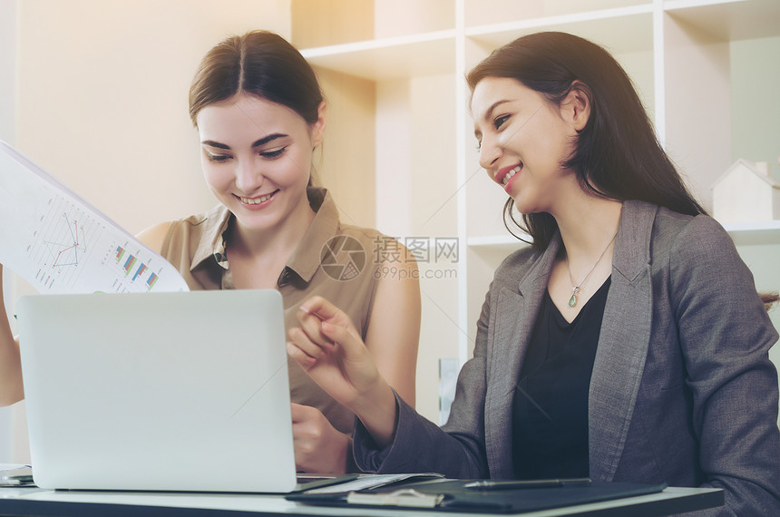 在办公室女商人与另一名妇女进行商业对话图片