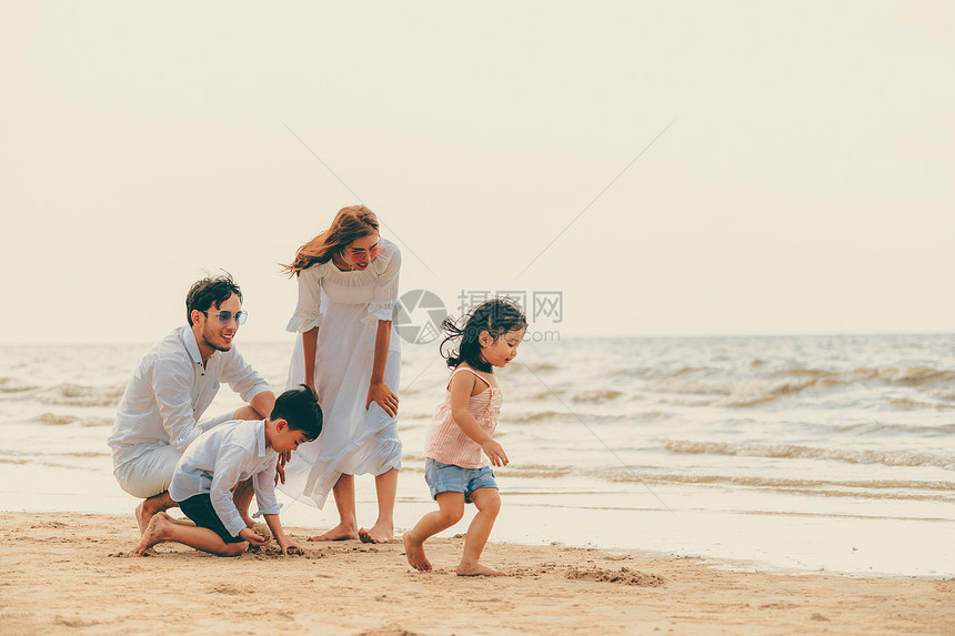 夏天幸福的家庭父母和儿女在热带沙滩上度假图片