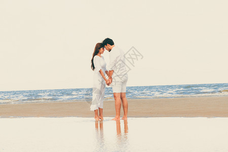 情侣在沙滩上度蜜月图片