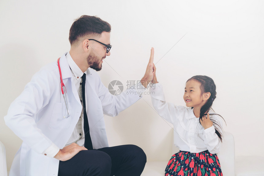医生与小孩愉快的击掌玩耍图片