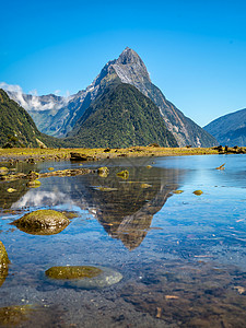 新西兰米尔福德峰的湖泊图片