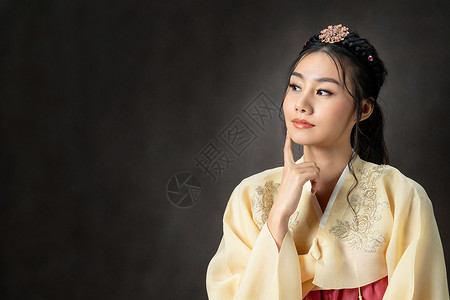 穿着传统韩国服装hanbok的韩国妇女图片