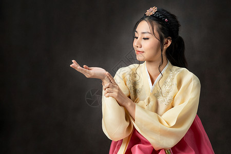 穿着传统韩国服装hanbok的韩国妇女图片