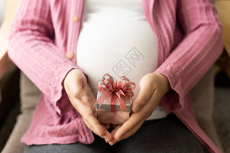 孕妇妈妈为出生宝宝准备礼物图片